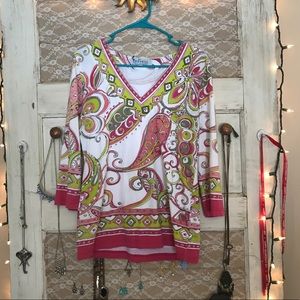 Precious fun patterned top!